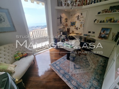 Angolo studio con vista sul Porto di Genova