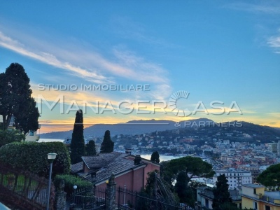 RAPALLO (GE) - Splendida proprietà con posto auto e vista mare