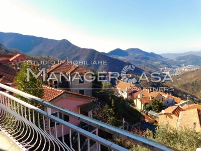 Davagna (GE) Calvari casa di 6 vani con balconi e vista panoramica 