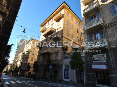 GENOVA Sestri Ponente V. le Canepa - Appartamento con negozio e cantina