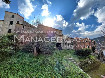 SORI Capreno (GE) - Edificio su tre piani immerso nel verde