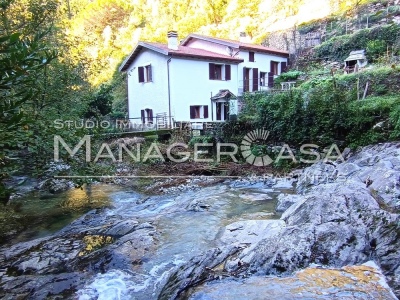 Esterni con particolare torrente